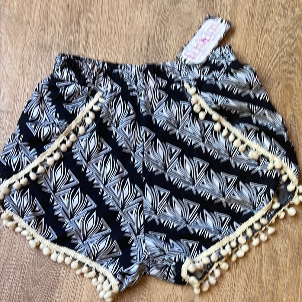 Buskins black and white bohemian style with white shorts size large nwt